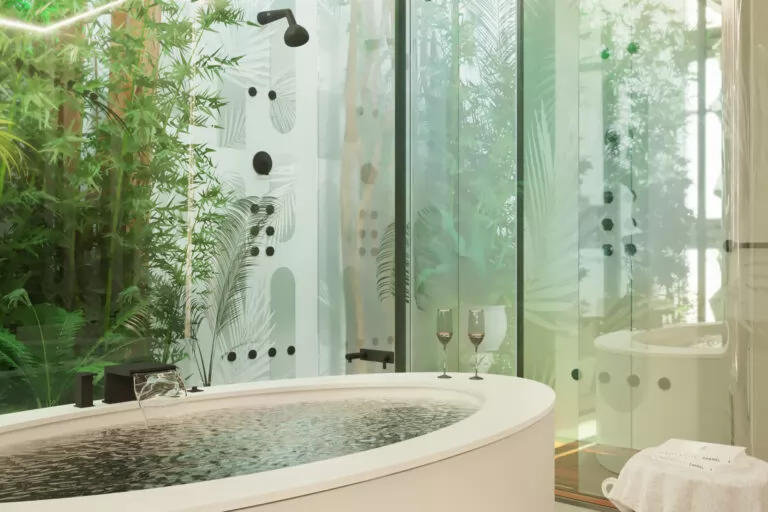 Proyecto “Bali-Style Masterbathroom” por Dana Dragoi Design