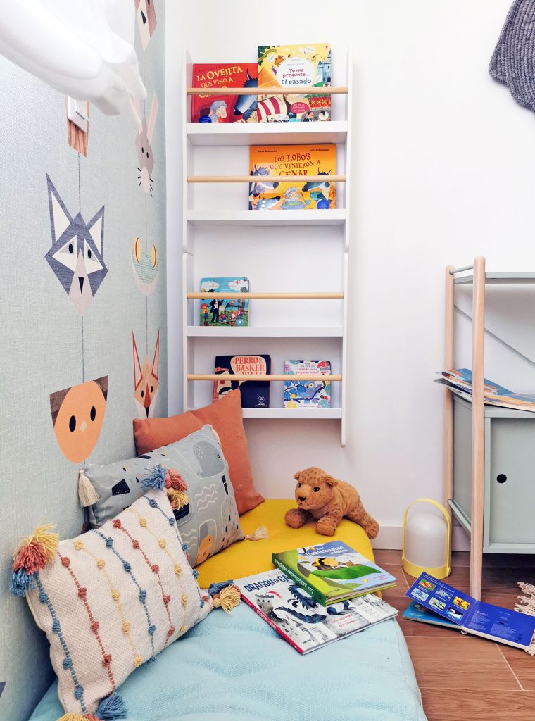 children's bedroom with Totem animal wallpaper by Tecnografica