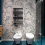 Bagno residenziale con carta da parati Canary di Tecnografica
