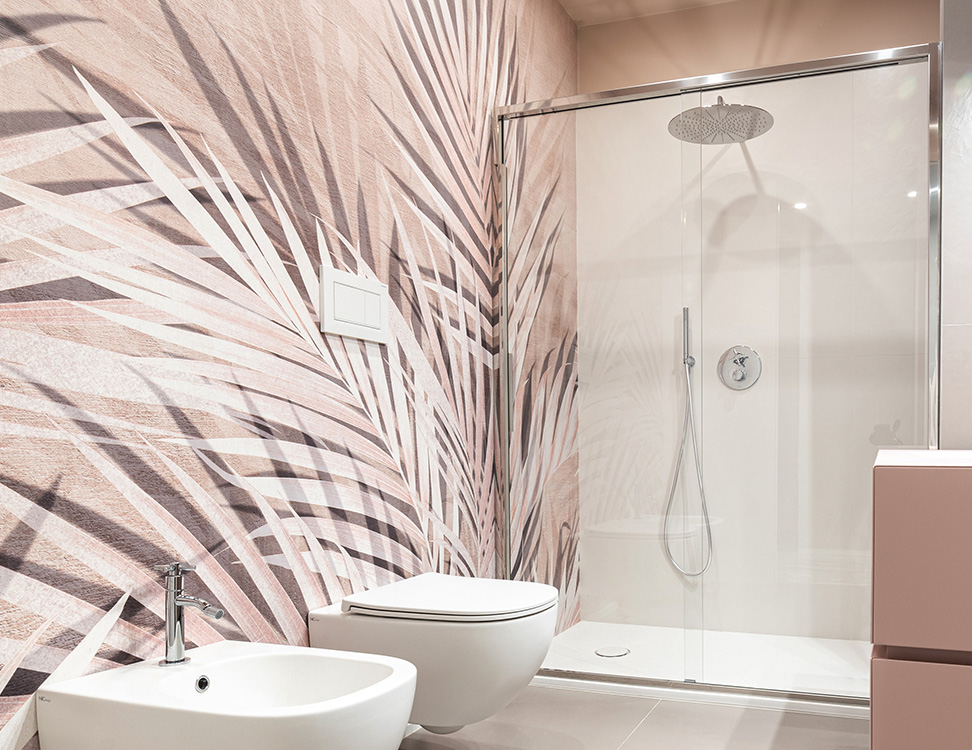 Badezimmer mit Jungle Kenthie-Tapete von Tecnografica mit wasserabweisender Oberfläche