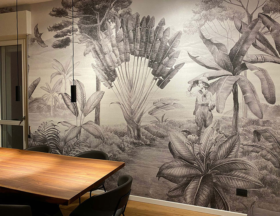 Salón con papel pintado selva Livingstone de Tecnografica